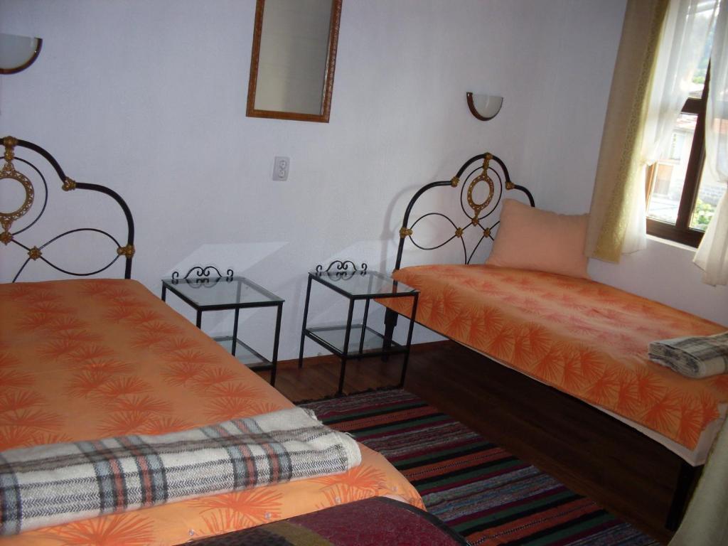 Tsutsovi House Otel Kalofer Oda fotoğraf